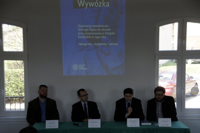 na zdjęciu od lewej Dariusz Węgrzyn, jeden z redaktorów książki, Gabriel Tobor, burmistrz Radzionkowa, Adam Dziurok, Naczelnik OBEP IPN Katowice i redaktor naczelny "CzasyPisma" oraz Sebastian Rosenbaum, drugi redaktor "Wywózki".